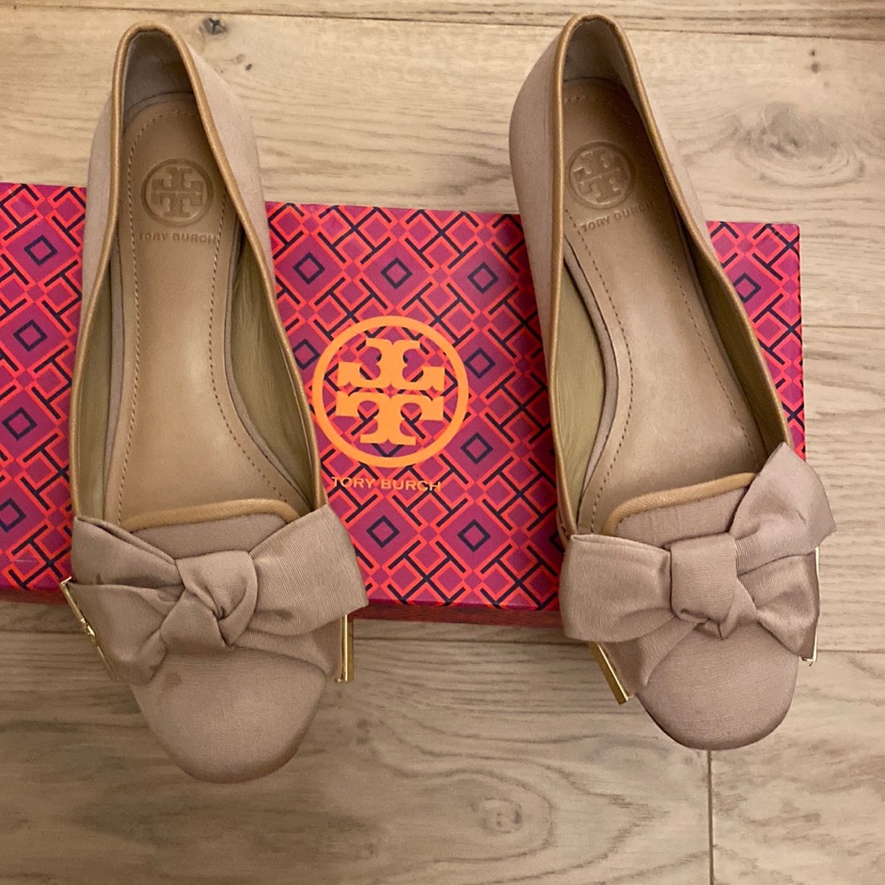 EUC (in box, worn twice) Tory Burch blush colour flats with bow, Size 7